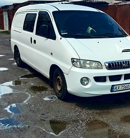 Белый Хендай H-1, объемом двигателя 2.5 л и пробегом 300 тыс. км за 4300 $, фото 1 на Automoto.ua