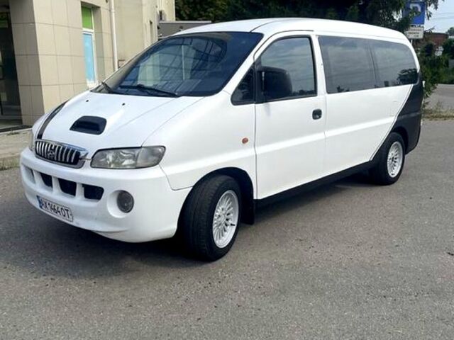 Белый Хендай H-1, объемом двигателя 2.5 л и пробегом 350 тыс. км за 3800 $, фото 1 на Automoto.ua