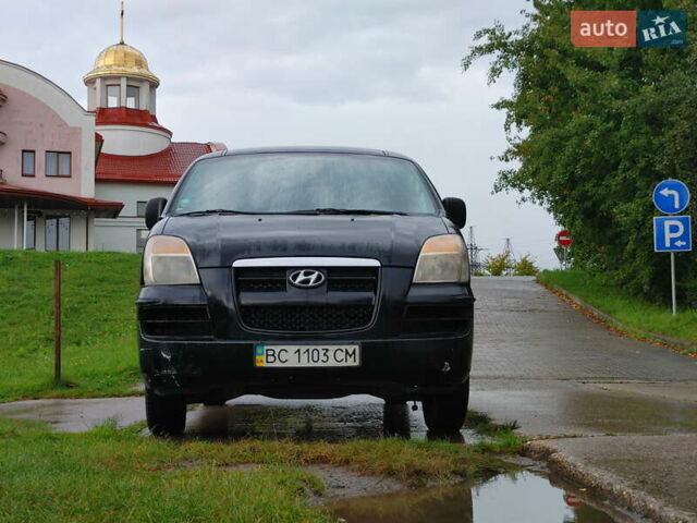 Черный Хендай H-1, объемом двигателя 2.47 л и пробегом 280 тыс. км за 8500 $, фото 1 на Automoto.ua