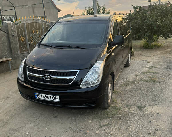 Черный Хендай H-1, объемом двигателя 2.5 л и пробегом 300 тыс. км за 8400 $, фото 1 на Automoto.ua