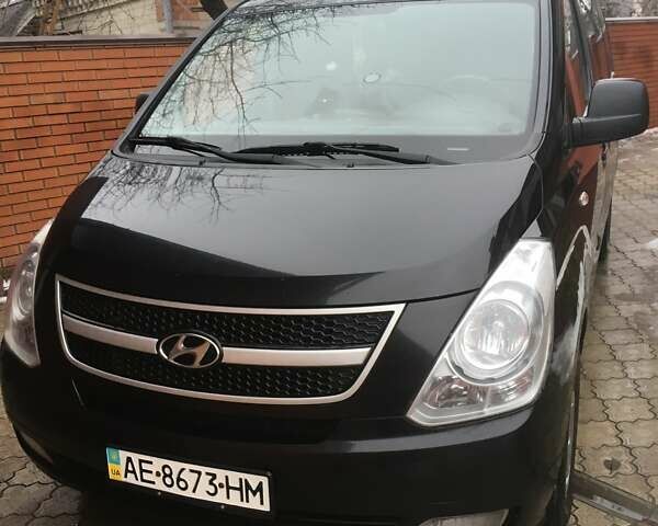 Черный Хендай H-1, объемом двигателя 2.5 л и пробегом 300 тыс. км за 12000 $, фото 1 на Automoto.ua