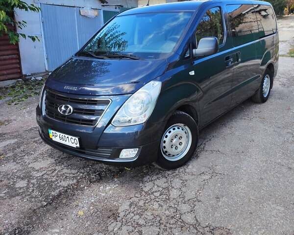Чорний Хендай H-1, об'ємом двигуна 2.5 л та пробігом 59 тис. км за 16900 $, фото 1 на Automoto.ua