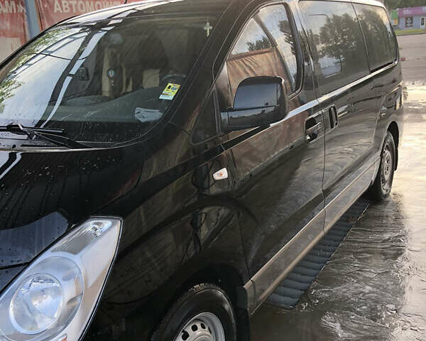 Черный Хендай H-1, объемом двигателя 2.5 л и пробегом 240 тыс. км за 16800 $, фото 1 на Automoto.ua