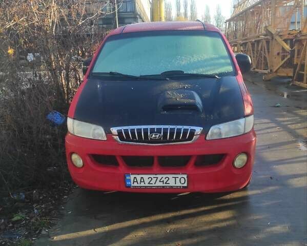Красный Хендай H-1, объемом двигателя 2.48 л и пробегом 332 тыс. км за 4000 $, фото 1 на Automoto.ua