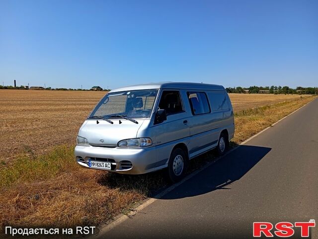 Сірий Хендай H-1, об'ємом двигуна 2.5 л та пробігом 300 тис. км за 3500 $, фото 1 на Automoto.ua