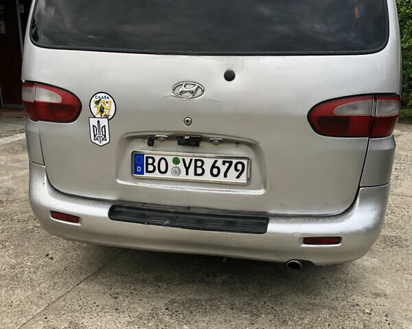 Серый Хендай H-1, объемом двигателя 2.5 л и пробегом 842 тыс. км за 2950 $, фото 1 на Automoto.ua