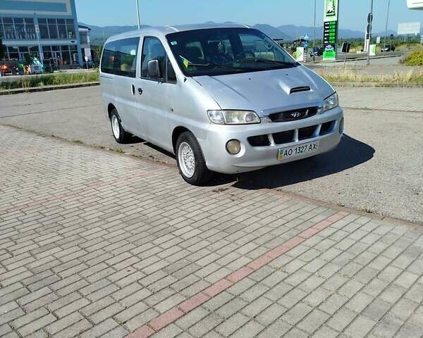 Серый Хендай H-1, объемом двигателя 2.5 л и пробегом 300 тыс. км за 3000 $, фото 1 на Automoto.ua