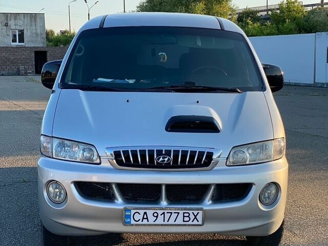 Сірий Хендай H-1, об'ємом двигуна 2.5 л та пробігом 320 тис. км за 4699 $, фото 1 на Automoto.ua
