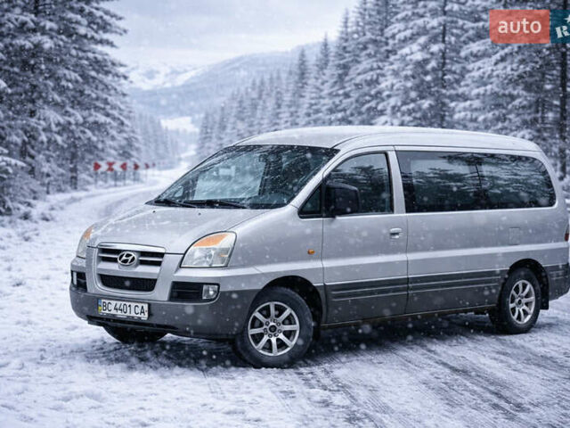 Серый Хендай H-1, объемом двигателя 2.35 л и пробегом 175 тыс. км за 4250 $, фото 1 на Automoto.ua