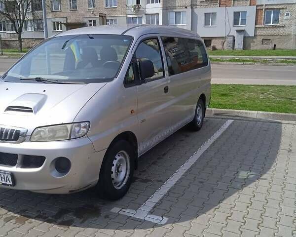 Серый Хендай H-1, объемом двигателя 2.5 л и пробегом 315 тыс. км за 4800 $, фото 1 на Automoto.ua