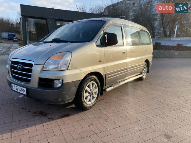 Серый Хендай H-1, объемом двигателя 2.48 л и пробегом 311 тыс. км за 5799 $, фото 1 на Automoto.ua