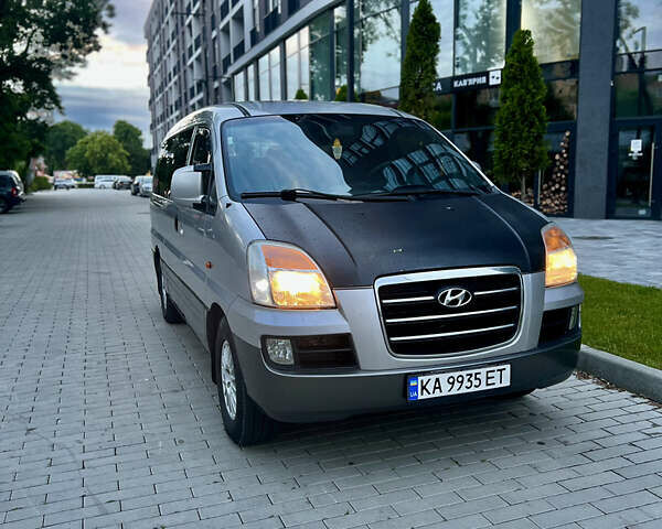 Серый Хендай H-1, объемом двигателя 2.35 л и пробегом 313 тыс. км за 8000 $, фото 1 на Automoto.ua