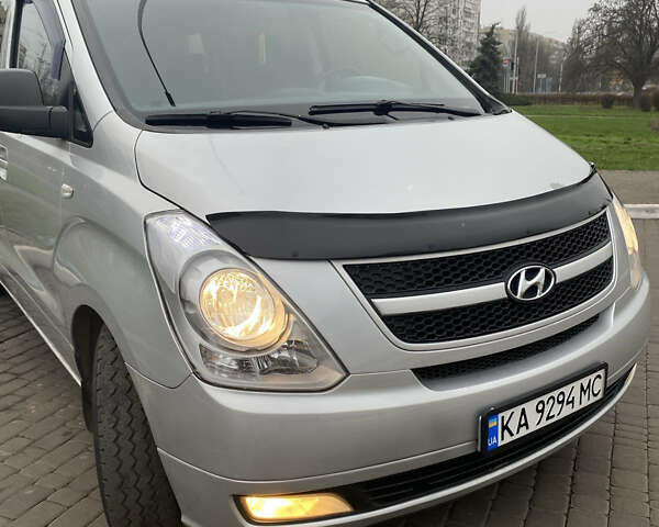 Серый Хендай H-1, объемом двигателя 2.5 л и пробегом 239 тыс. км за 8500 $, фото 1 на Automoto.ua