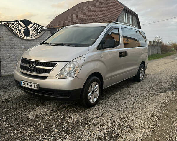 Сірий Хендай H-1, об'ємом двигуна 2.5 л та пробігом 265 тис. км за 6900 $, фото 1 на Automoto.ua