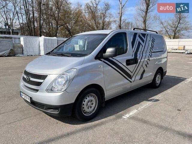 Серый Хендай H-1, объемом двигателя 2.5 л и пробегом 270 тыс. км за 6800 $, фото 1 на Automoto.ua
