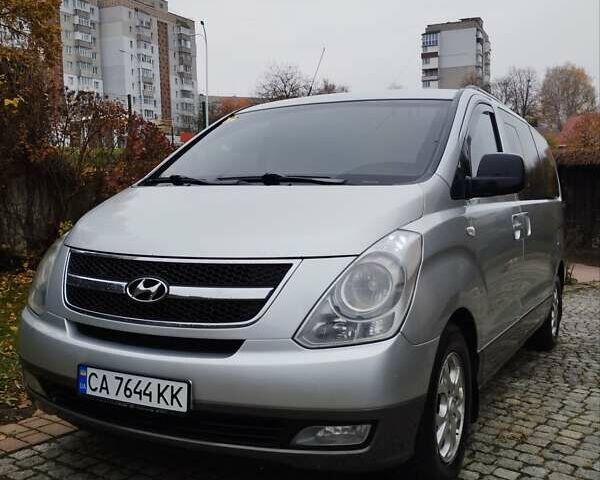 Серый Хендай H-1, объемом двигателя 2.5 л и пробегом 324 тыс. км за 7999 $, фото 1 на Automoto.ua