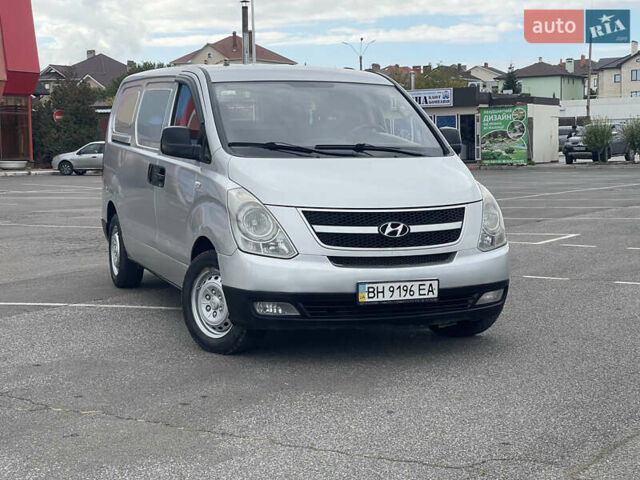 Серый Хендай H-1, объемом двигателя 2.5 л и пробегом 250 тыс. км за 8200 $, фото 1 на Automoto.ua