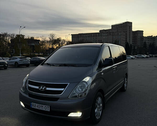 Серый Хендай H-1, объемом двигателя 2.5 л и пробегом 219 тыс. км за 11000 $, фото 1 на Automoto.ua