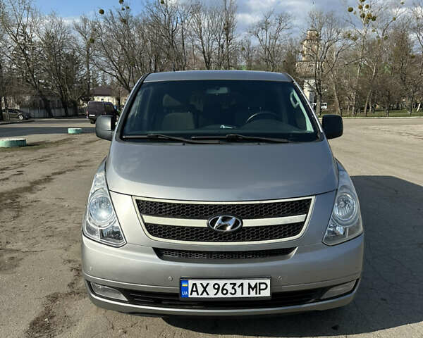 Серый Хендай H-1, объемом двигателя 2.5 л и пробегом 335 тыс. км за 8500 $, фото 1 на Automoto.ua