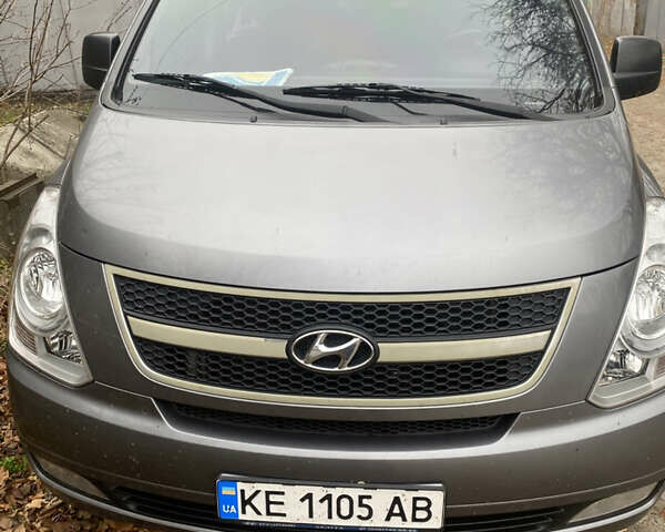 Серый Хендай H-1, объемом двигателя 2.5 л и пробегом 215 тыс. км за 14000 $, фото 1 на Automoto.ua