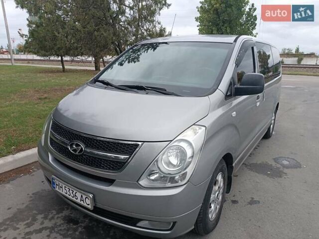 Сірий Хендай H-1, об'ємом двигуна 2.5 л та пробігом 334 тис. км за 11500 $, фото 1 на Automoto.ua
