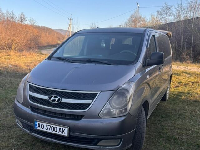 Серый Хендай H-1, объемом двигателя 2.5 л и пробегом 580 тыс. км за 6500 $, фото 1 на Automoto.ua