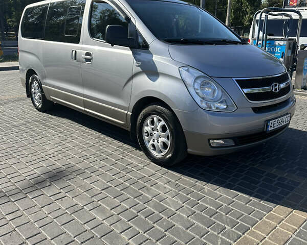 Сірий Хендай H-1, об'ємом двигуна 2.5 л та пробігом 377 тис. км за 13000 $, фото 1 на Automoto.ua
