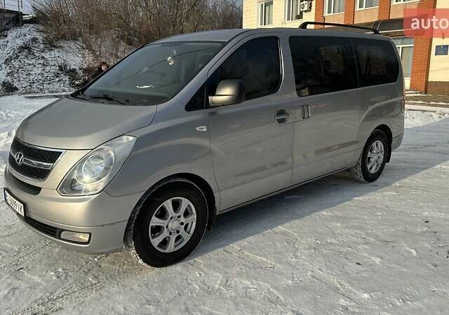 Серый Хендай H-1, объемом двигателя 2.5 л и пробегом 274 тыс. км за 15000 $, фото 1 на Automoto.ua