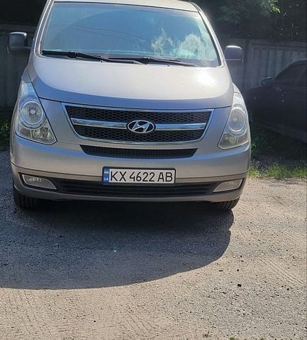 Сірий Хендай H-1, об'ємом двигуна 2.5 л та пробігом 263 тис. км за 11500 $, фото 1 на Automoto.ua