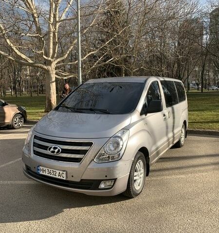 Сірий Хендай H-1, об'ємом двигуна 2.5 л та пробігом 60 тис. км за 18000 $, фото 1 на Automoto.ua