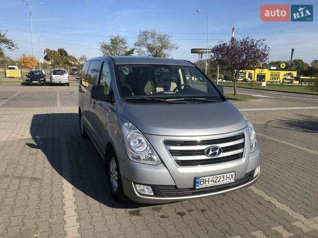 Серый Хендай H-1, объемом двигателя 2.5 л и пробегом 137 тыс. км за 22500 $, фото 1 на Automoto.ua