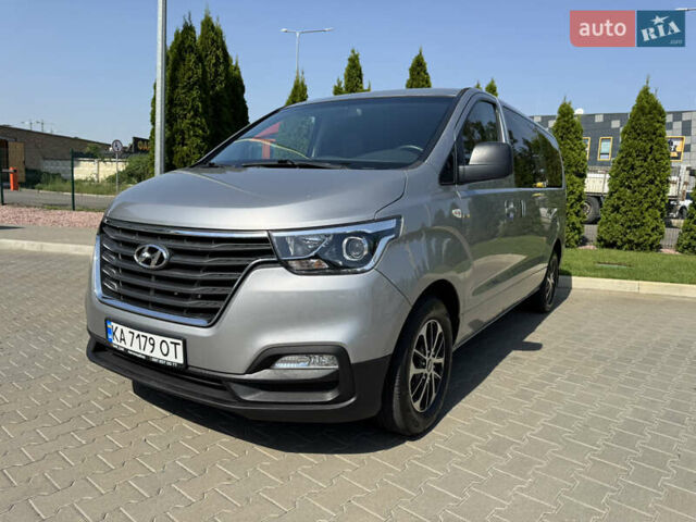 Серый Хендай H-1, объемом двигателя 2.5 л и пробегом 82 тыс. км за 25000 $, фото 1 на Automoto.ua