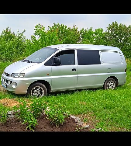 Серый Хендай H-1, объемом двигателя 25 л и пробегом 380 тыс. км за 3000 $, фото 1 на Automoto.ua