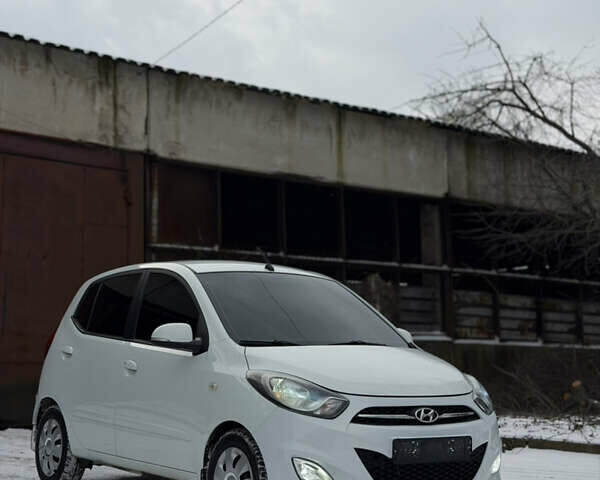 Белый Хендай и10, объемом двигателя 1.2 л и пробегом 80 тыс. км за 7150 $, фото 1 на Automoto.ua