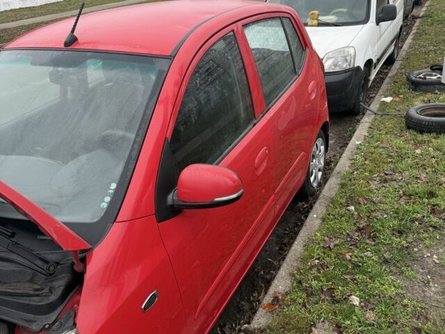 Красный Хендай и10, объемом двигателя 1.1 л и пробегом 200 тыс. км за 3500 $, фото 1 на Automoto.ua