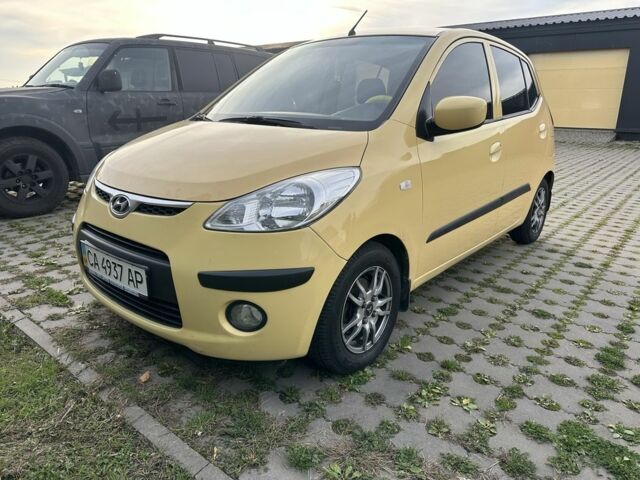 Желтый Хендай и10, объемом двигателя 1.1 л и пробегом 250 тыс. км за 5600 $, фото 1 на Automoto.ua
