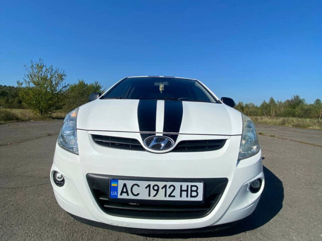 Белый Хендай и20, объемом двигателя 1.25 л и пробегом 130 тыс. км за 2800 $, фото 1 на Automoto.ua