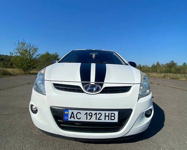 Білий Хендай і20, об'ємом двигуна 1.25 л та пробігом 130 тис. км за 3700 $, фото 1 на Automoto.ua