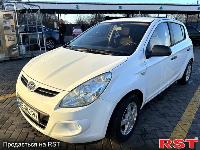 Белый Хендай и20, объемом двигателя 1.2 л и пробегом 178 тыс. км за 4900 $, фото 1 на Automoto.ua