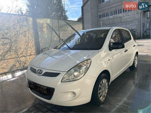 Білий Хендай і20, об'ємом двигуна 1.2 л та пробігом 173 тис. км за 5200 $, фото 1 на Automoto.ua