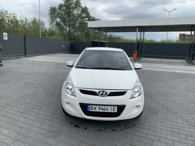 Белый Хендай и20, объемом двигателя 1.4 л и пробегом 230 тыс. км за 3900 $, фото 1 на Automoto.ua