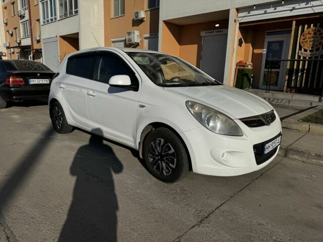 Белый Хендай и20, объемом двигателя 1.4 л и пробегом 186 тыс. км за 4700 $, фото 1 на Automoto.ua