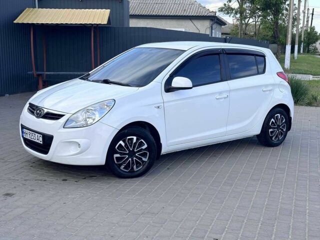 Белый Хендай и20, объемом двигателя 1.4 л и пробегом 175 тыс. км за 4600 $, фото 1 на Automoto.ua