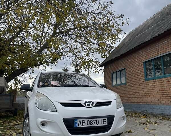 Белый Хендай и20, объемом двигателя 1.25 л и пробегом 213 тыс. км за 4600 $, фото 1 на Automoto.ua