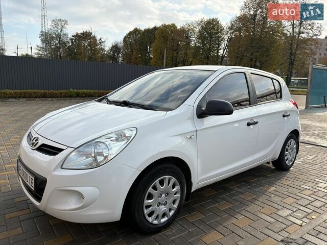 Белый Хендай и20, объемом двигателя 1.2 л и пробегом 223 тыс. км за 4500 $, фото 1 на Automoto.ua