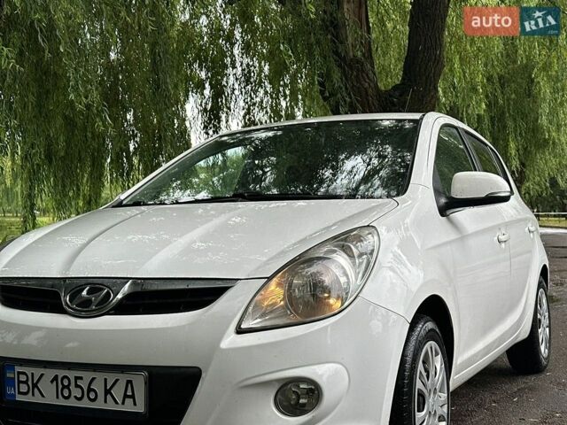 Белый Хендай и20, объемом двигателя 1.25 л и пробегом 185 тыс. км за 4699 $, фото 1 на Automoto.ua