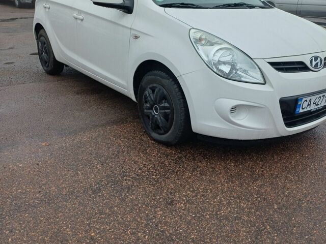 Белый Хендай и20, объемом двигателя 1.2 л и пробегом 148 тыс. км за 5400 $, фото 1 на Automoto.ua