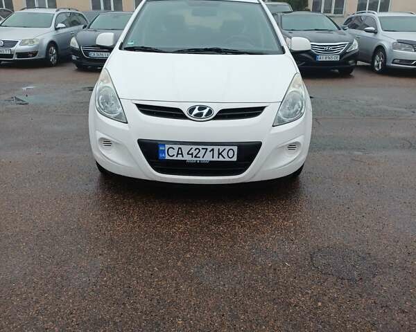 Белый Хендай и20, объемом двигателя 1.25 л и пробегом 148 тыс. км за 5400 $, фото 1 на Automoto.ua