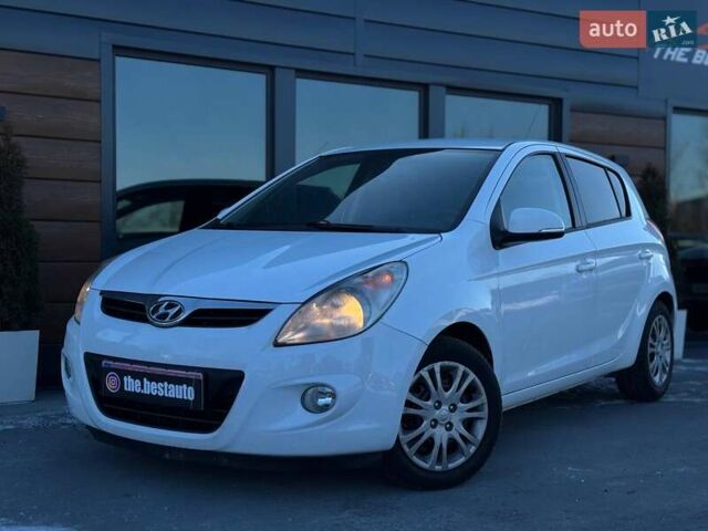Белый Хендай и20, объемом двигателя 1.2 л и пробегом 176 тыс. км за 4600 $, фото 1 на Automoto.ua