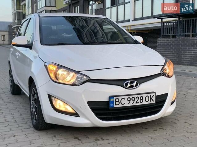 Белый Хендай и20, объемом двигателя 1.25 л и пробегом 290 тыс. км за 4299 $, фото 1 на Automoto.ua